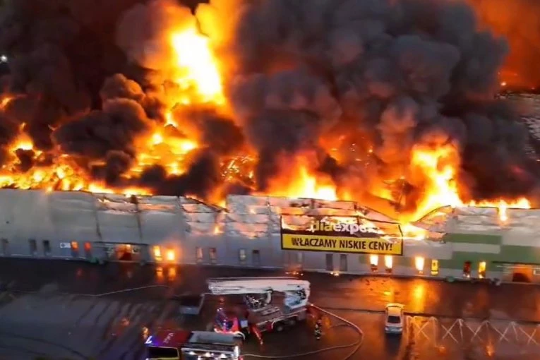 GORI VARŠAVA: Požar zahvatio skoro ceo tržni centar u prestonici Poljske! (VIDEO)
