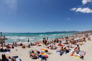 IZLILA SE NAFTA U MORE: Zatvorene plaže, narod ne sme da se kupa