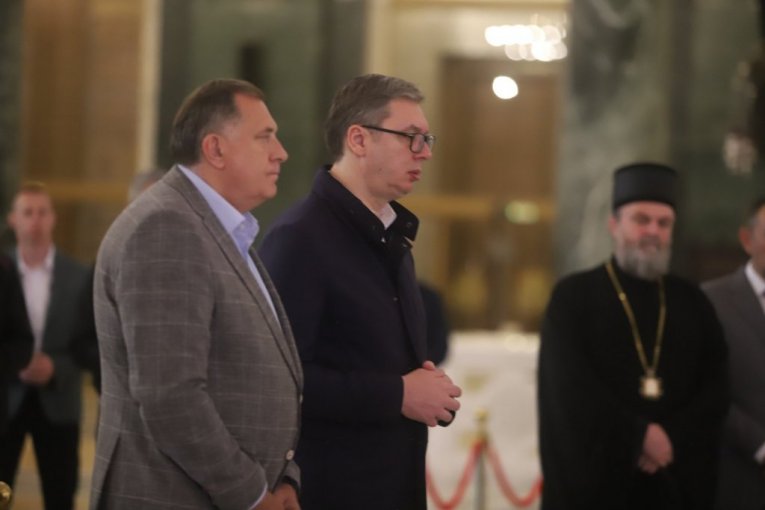 VUČIĆ PRED POLAZAK U NJUJORK: Predsednik se pomolio u Hramu Svetog Save i dobio blagoslov patrijarha  (FOTO/VIDEO)