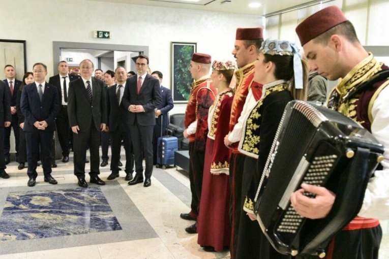 DELEGACIJA IZ PEKINGA DOPUTOVALA U BEOGRAD! Doček na aerodromu uz pesmu "OVO JE SRBIJA" (FOTO)