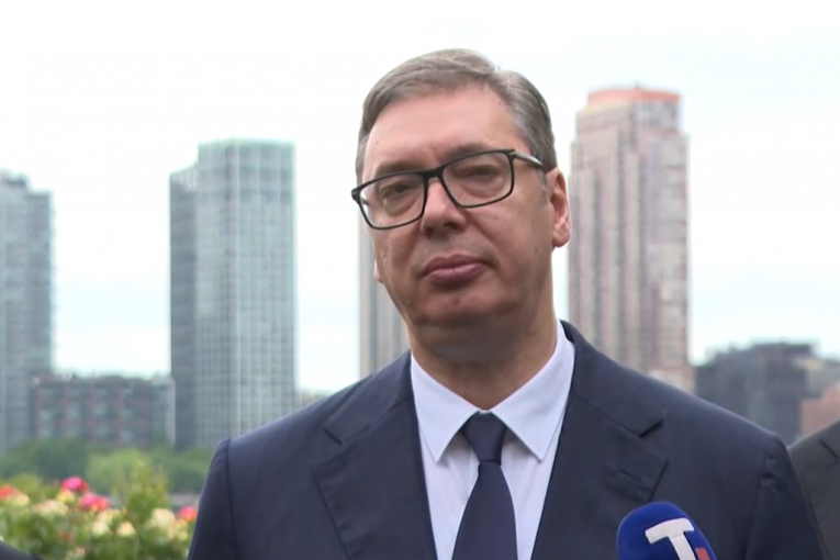 "Uradili smo šta smo mogli, radili su da nas ponize, a mi smo se vinuli u visine""! Vučić iz Njujorka: Drugi su čekali pomoć, a mi smo se borili, HVALA NAŠIM PRIJATELJIMA"!