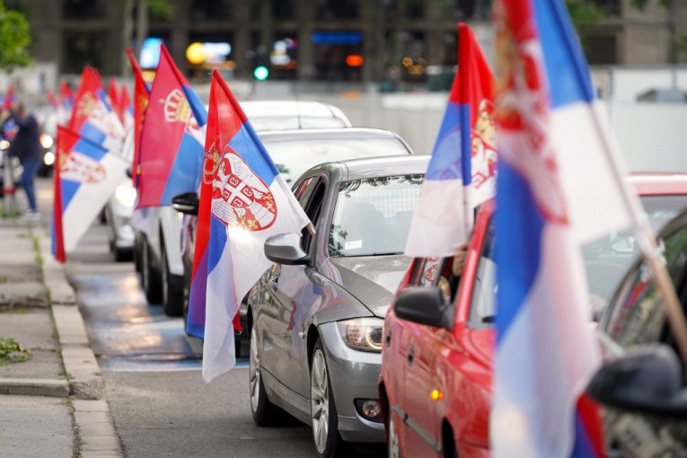 KOLONA PODRŠKE VUČIĆU I SRBIJI POSLE USVAJANJA SRAMNE REZOLUCIJE O SREBRENICI! Građani izašli na ulice Beograda! (FOTO)