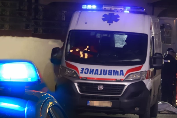 UDES U ULICI BRAĆE JERKOVIĆ: Zakucao se u parkirane automobile, od siline udarca automobil završio na krovu! (VIDEO)