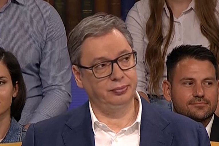 "NISAM MAŠINA, PRORADE EMOCIJE, ZASTAVA JE BILA MOJA IDEJA" Predsednik Vučić o postupku na sednici UN