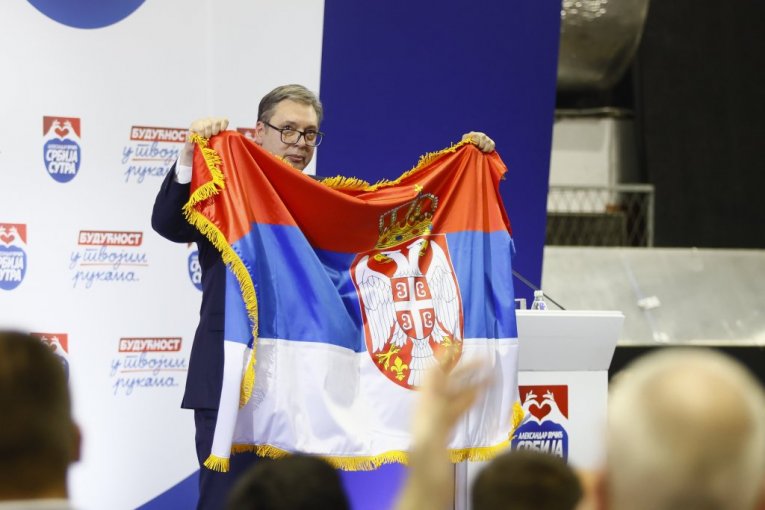 VUČIĆ POLJUBIO ZASTAVU I RAŠIRIO JE: "Zasmetala im je srpska trobojka, pokazaću vam sad onu koju sam ponosno razvio u UN"