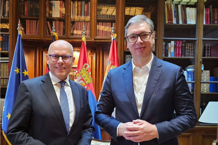 O EKONOMSKOJ SARADNJI SRBIJE I NEMAČKE: Predsednik Vučić se sastao sa poslanikom Bundestaga Peterom Bajerom (FOTO)