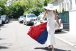 KARLEUŠA ODRŽALA ČAS IZ PATRIOTIZMA: Pojavila se na glasanju sva u BELOM, a iza nje se vijori SRPSKA ZASTAVA! Prizor koji oduzima dah (VIDEO)