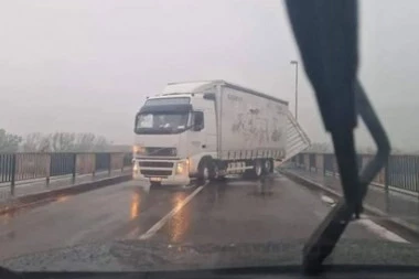 DRAMA U BAČKOJ PALANCI: Vetar prevrnuo prikolicu na mostu!