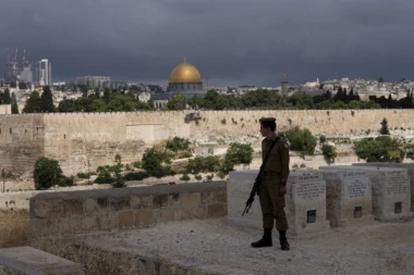HAOS U JERUSALIMU: Izraelci upali u džamiju Al Aksa, izbili veliki sukobi u gradu (VIDEO)