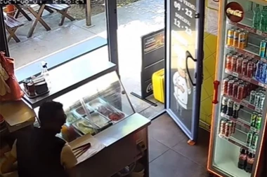 ZBOG 2.000 DINARA ZAVRŠIO NA DRUŠTVENIM MREŽAMA: Ovako izgleda lopov iz Žarkova! (VIDEO)