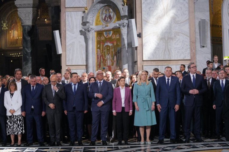 SABOR POSVEĆEN BUDUĆNOSTI! VUČIĆ SE OGLASIO NAKON MOLEBANA: Da sve nesloge ostanu iza nas i da pošaljemo poruku mira (FOTO)