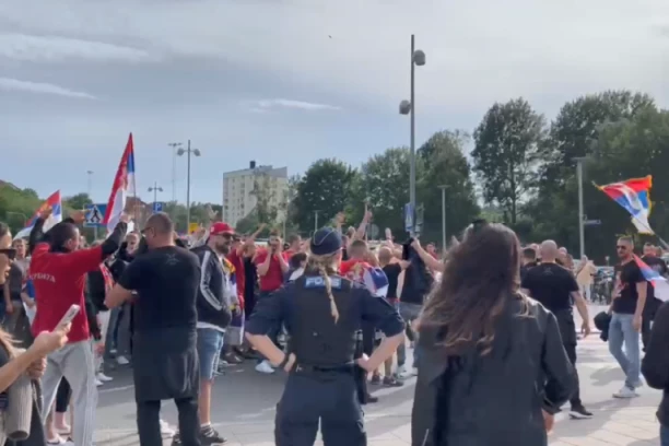 STOKHOLMOM ODJEKUJE: "KOSOVO JE SRCE SRBIJE"! Naši OKUPIRALI stadion pred meč sa Švedskom (VIDEO)
