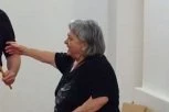 MAJCI ZOKIJA ŠUMADINCA SE SLOŠILO NA SAHRANI: Zauvek se oprašta od sina, njeni jauci odzvanjali crkvom! (VIDEO)