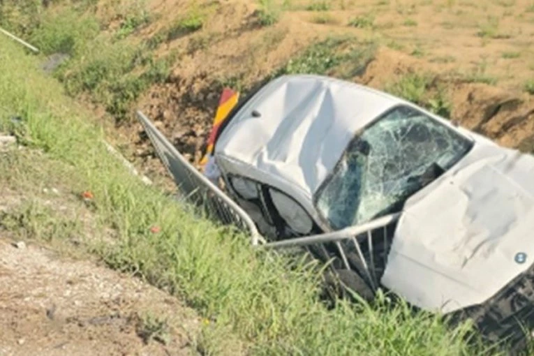 TEŠKA NEZGODA KOD TOPOLE: Automobil završio u kanalu, vozilo potpuno uništeno