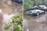 JAKO NEVREME NAPRAVILO HAOS PO SRBIJI! Oluja čupala drveća, automobili uništeni, saobraćaj obustavljen, grad veličine lešnika...  (FOTO/VIDEO)