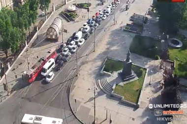 BEOGRAD U CRVENOM: Kod Vukovog spomenika saobraćaj stoji! (FOTO)