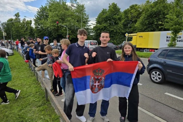 KILOMETARSKI RED ČEKA "ORLOVE" ISPRED STADIONA! HILJADE navijača se okupilo da gleda PRVI TRENING Srbije u Nemačkoj (FOTO+VIDEO)
