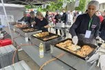 SRBI POHRLILI NA HRANU I PIĆE U NEMAČKOJ: Evo koliko koštaju PIVO i pljeskavica (FOTO+VIDEO)