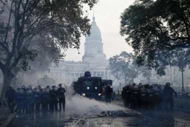 HAOS NA ULICAMA PRESTONICE! Policija ispalila suzavac i vodene topove na demostrante, SCENE APOKALIPTIČNE! (FOTO)