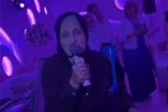 NACIJA JE U SUZAMA ZBOG OVOG SNIMKA: BAKA SA KOSOVA uzela mikrofon u ruke i pokazala kako se peva! Rasplakaće vas (VIDEO)