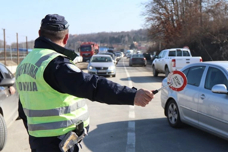 ZBOG OVIH PREKRŠAJA BISTE MOGLI DA OSTANETE BEZ VOZAČKE I VOZILA! Šta donosi novi zakon o saobraćaju - DRAKONSKE KAZNE ZA PRELAZAK NA CRVENO, ALKOHOLA NE SMETE NI KAP!