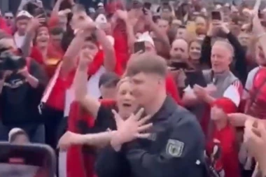 SKANDAL U HAMBURGU! Nemačka policija ŠURUJE S ALBANCIMA, pokazuje dvoglavog orla, pleše s navijačima! (VIDEO)