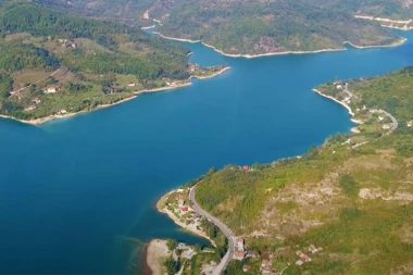 POTRESNI DETALJI UTAPANJA DEČAKA U JABLANIČKOM JEZERU: Sa bratom upao u vodu, čuvar uspeo da spase samo jednog!