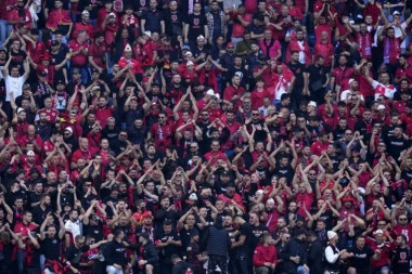 VELIKI SKANDAL U HAMBURGU: Albanci nastavljaju da provociraju Srbe! Teroristička OVK svuda na stadionu!