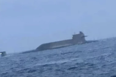 PANIKA I STRAH NA OSTRVU: Podmornica sa balističkim raketama iznenada isplovila na površinu (VIDEO)