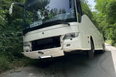 Autobus pun putnika sleteo sa puta kod Kosjerića! Na terenu dramatično!