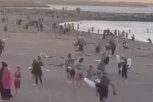 LJUDI SPASAVAJU GLAVE NA RAMENIMA, OPŠTA BEŽANIJA! Hvataju decu i trče, dok ruske snage jure teroriste na plaži Mahačkale! (VIDEO)