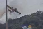 HAOS U GRČKOJ: Letelica tokom gašenja požara zakačila drvo, pogledajte DRAMATIČAN SNIMAK (VIDEO)
