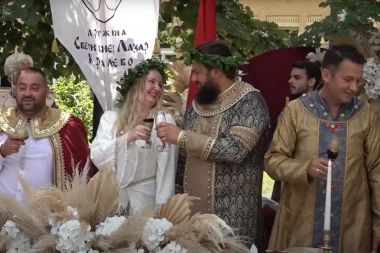 VITEŠKI ZAVET U CRKVI LAZARICA: Mona i Bojan Zlatković venčali se po srednjovekovnim običajima u hramu koji je podigao knez Lazar