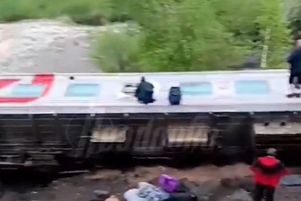 TEŠKA ŽELEZNIČKA NESREĆA! Putnički voz izleteo iz šina, ima povređenih! (VIDEO)