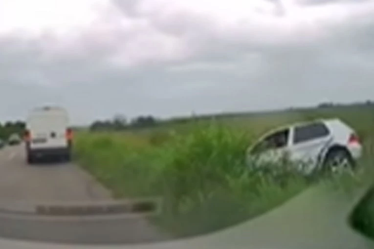 UDES PREMA NOVOM SADU: Automobil sleteo u kanal pored puta, na izlazu iz Bačkog Jarka! (VIDEO)