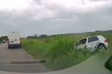 UDES PREMA NOVOM SADU: Automobil sleteo u kanal pored puta, na izlazu iz Bačkog Jarka! (VIDEO)