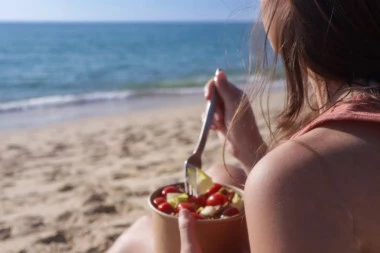 ZNATE ZA "PARADAJZ TURISTE", ALI ZNATE LI ŠTA SU "ELITNI PARADAJZ TURISTI"? Mladić objavio snimak sa plaže, društvene mreže se odmah usijale! (VIDEO)