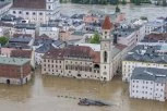 TOTALNI HAOS U MINHENU! Alarmantna situacija u Bavarskoj, kiša LIJE bez prestanka, vozila POTOPLJENA!