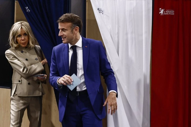 GLASAO I EMANUEL MAKRON: Predsednik Francuske izašao na izbore u pratnji supruge Brižit (VIDEO)