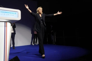 "TABOR PREDSEDNIKA MAKRONA JE POTPUNO UNIŠTEN!" Veliko SLAVLJE pristalica Marin Le Pen, aplauzi i ovacije! Ne skida OSMEH sa lica! (FOTO/VIDEO)
