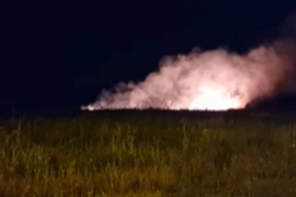 VATRENA STIHIJA GUTA SVE PRED SOBOM! Stravičan požar u Novom Sadu, buktinja se MUNJEVITO ŠIRI (VIDEO)