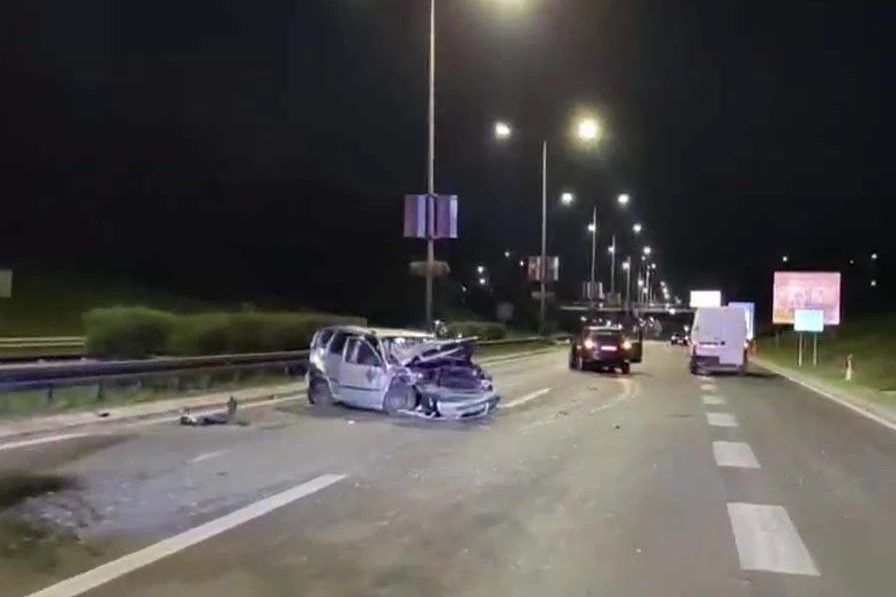 STRAŠAN SUDAR U BEOGRADU! Dva automobila UNIŠTENA, jedan završio na krovu - DRAMATIČNE SCENE! (VIDEO)