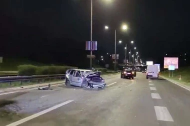 STRAŠAN SUDAR U BEOGRADU! Dva automobila UNIŠTENA, jedan završio na krovu - DRAMATIČNE SCENE! (VIDEO)