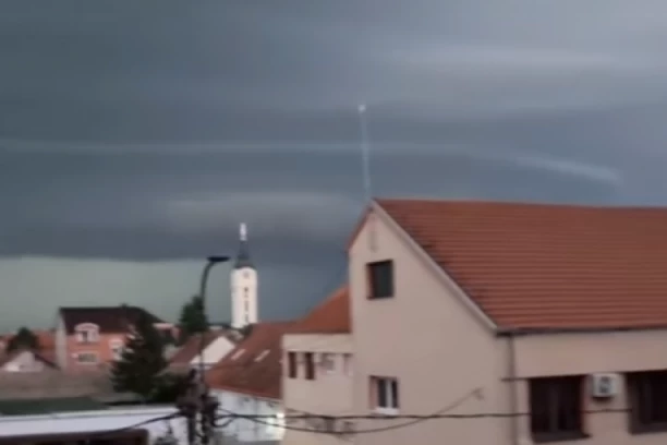 STIŽE NAM IZ HRVATSKE! Snimljena ZASTRAŠUJUĆA superćelija u OVOM srpskom gradu! Crni oblak prekrio nebo, sledi POTOP! (FOTO/VIDEO)