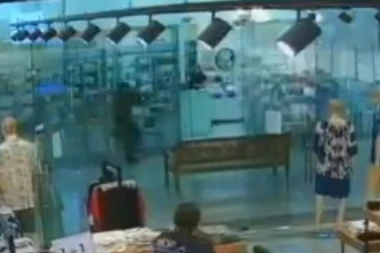 PREMINUO MLADIĆ RANJEN U TERORISTIČKOM NAPADU: Objavljena slika napadača iz tržnog centra (VIDEO)