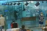 PREMINUO MLADIĆ RANJEN U TERORISTIČKOM NAPADU: Objavljena slika napadača iz tržnog centra (VIDEO)