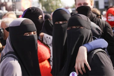 VLAST HITNO DONELA ODLUKU NAKON TERORISTIČKOG NAPADA: Ženama zabranjeno da nose nikab!