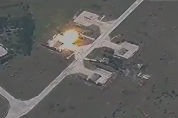 UNIŠTEN JOŠ JEDAN UKRAJINSKI AVION: Rusi objavili snimak iz vazduha, Ukrajina u problemu (VIDEO)
