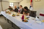 "NAJBOLJI VOJNIČKI PASULJ..."! Predsednik Vučić ručao sa vojnicima posle vežbe na Pasuljanskim livadama! (VIDEO)