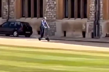 "DOĐE KAD TREBA DA VIDI KRALJA, TAKO JE LAKŠE" Princ Vilijam mrzi pešačenje, u posetu ocu krenuo trotinetom (VIDEO)